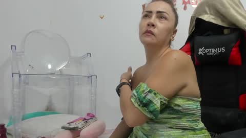 Snapshot of gatitasexy_hot_wet4u chatting on September 30, 2025, 1:43 am Mfe online show from September 30, 2025, 1:43 am