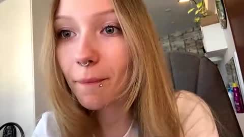Snapshot of gertrudeuran chatting on June 20, 2026, 5:21 am Sophie online show from June 20, 2026, 5:21 am