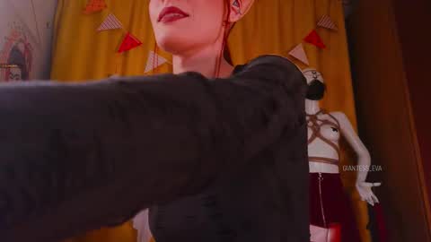 Snapshot of giantess_eva chatting on October 28, 2025, 5:15 pm Eva online show from October 28, 2025, 5:15 pm