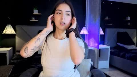 Gia online show from November 3, 2025, 2:40 pm