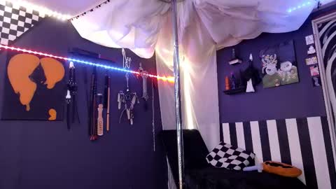 Giggles online show from November 9, 2025, 6:06 pm