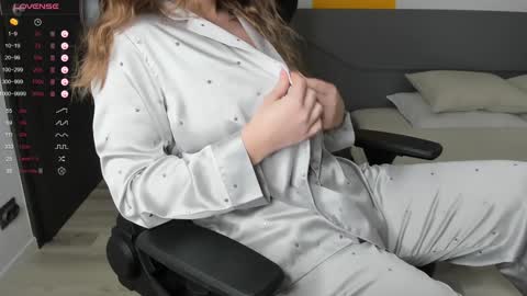 gigihadd online show from February 6, 2025, 7:29 pm