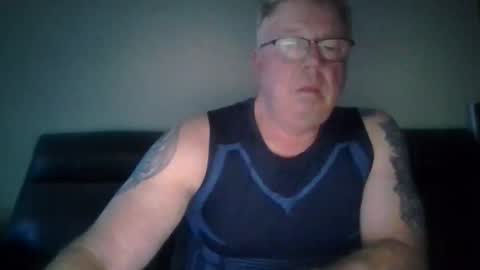 gimmmieoooo online show from April 17, 2026, 7:33 am