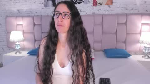 Snapshot of girafmusic chatting on November 19, 2025, 1:11 pm GirafMusic online show from November 19, 2025, 1:11 pm