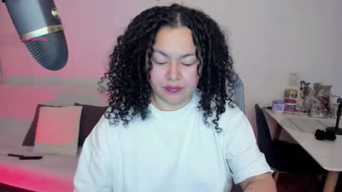 girl_inline online show from November 27, 2025, 2:02 am