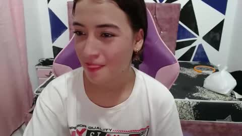 girl_princess18 online show from November 6, 2025, 2:45 am