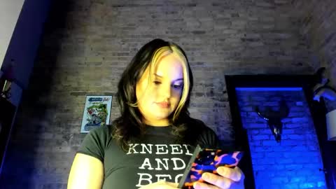 Snapshot of girlnamedcheese chatting on January 21, 2025, 1:18 am Cheese online show from January 21, 2025, 1:18 am