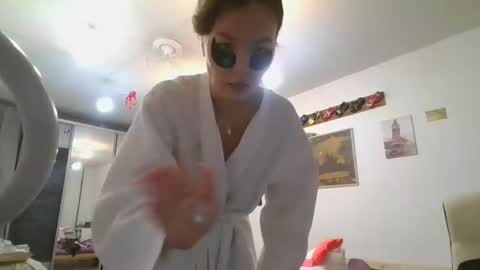 Snapshot of glitter_doll chatting on January 10, 2025, 12:26 pm glitter_doll online show from January 10, 2025, 12:26 pm