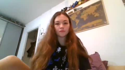 Snapshot of glitter_doll chatting on February 13, 2025, 8:45 pm glitter_doll online show from February 13, 2025, 8:45 pm