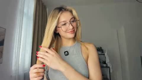 Snapshot of glossybabe_ chatting on June 15, 2026, 10:06 am Cherry online show from June 15, 2026, 10:06 am
