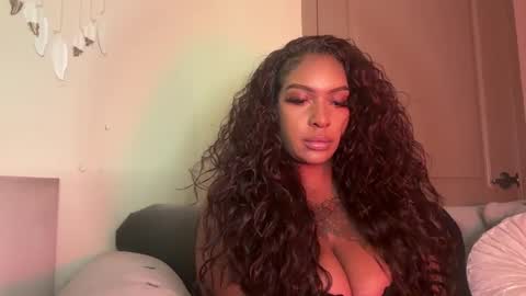 Crazzyboutrain online show from February 21, 2025, 6:37 pm