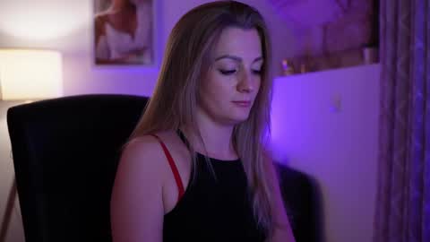 gold  blond online show from September 19, 2025, 1:12 pm