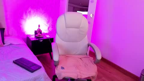 golden_muse online show from April 21, 2026, 3:57 am