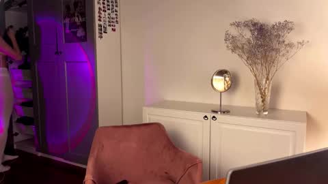 Dee online show from November 11, 2025, 7:25 pm