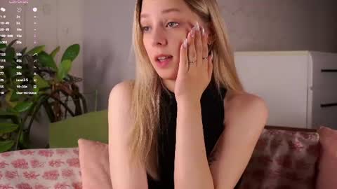 Snapshot of gossip__girl chatting on June 18, 2026, 2:23 am Luna online show from June 18, 2026, 2:23 am