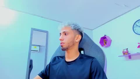 gregori_latin19 online show from October 27, 2025, 6:12 pm