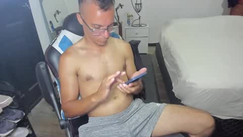 guachin_new online show from February 16, 2025, 4:42 am