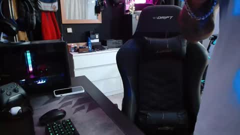 Guayaco  online show from November 17, 2025, 8:03 pm