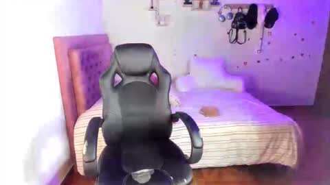 Snapshot of guinivere_blake chatting on June 1, 2026, 1:18 am Hello Im Julieta Im 25 years old welcome to my room have fun and be happy. online show from June 1, 2026, 1:18 am