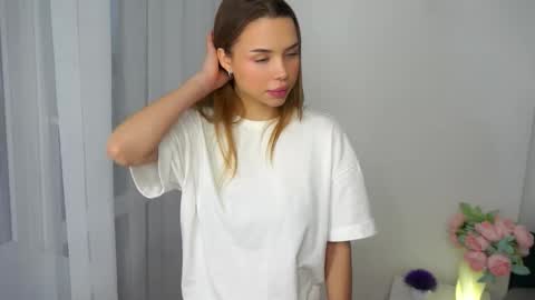 Snapshot of gwendacaloca chatting on December 18, 2025, 7:25 am Kira online show from December 18, 2025, 7:25 am