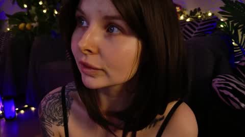 gwenhilton online show from March 11, 2025, 5:38 am