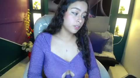 gygy_fox_09 online show from April 14, 2026, 5:52 pm