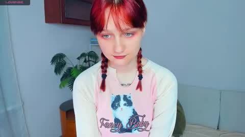 Kelly  Lilly online show from November 26, 2025, 6:42 pm