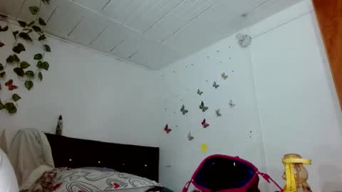 hader_wild21 online show from February 6, 2025, 10:32 pm