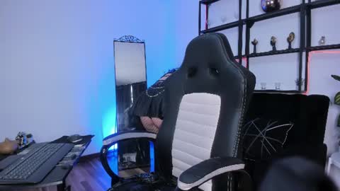 halley_ravenn online show from July 10, 2026, 8:44 pm