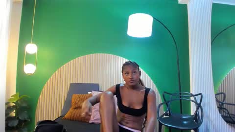 Snapshot of halleylorens chatting on November 18, 2025, 7:18 pm Halley Lorens online show from November 18, 2025, 7:18 pm