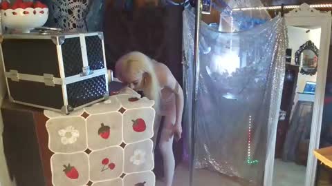 Snapshot of halovalentine chatting on January 2, 2025, 10:44 pm halovalentine online show from January 2, 2025, 10:44 pm