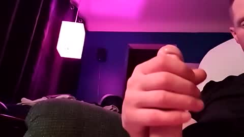 handsomerob42 online show from October 5, 2025, 10:24 am