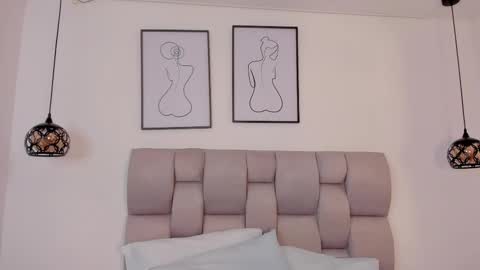 hanna__evans_ online show from October 8, 2025, 11:52 am