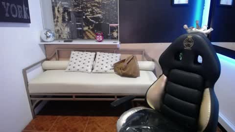 hanna_lamber online show from December 4, 2024, 2:31 am