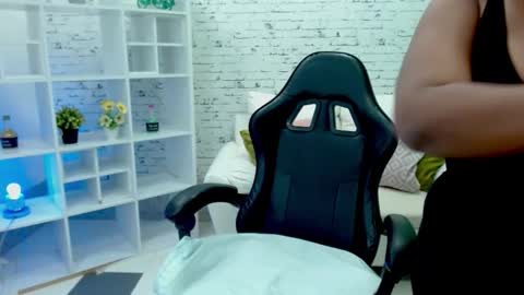 Hannah  online show from October 15, 2025, 11:43 am