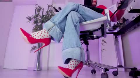 HANNAH HOWELL online show from April 21, 2026, 9:48 am