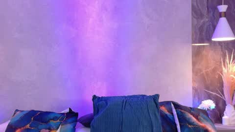 hannaprada1 online show from April 8, 2026, 11:43 am