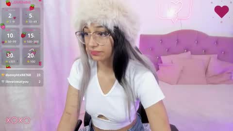 HANNI  online show from December 5, 2025, 11:52 am