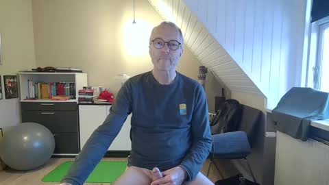 Snapshot of hanse_1 chatting on December 16, 2024, 8:20 am Hanse online show from December 16, 2024, 8:20 am