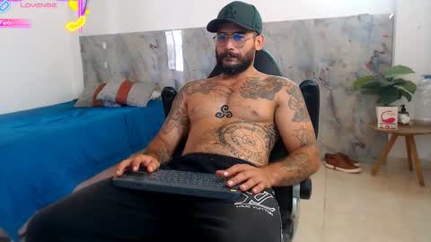 Snapshot of hanz_col chatting on November 5, 2025, 3:01 pm hanz_col online show from November 5, 2025, 3:01 pm