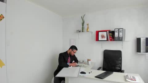 Happer Quinn  Mr Hale online show from November 28, 2025, 5:37 pm