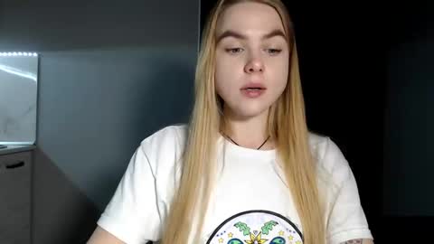 happy_fox_ online show from January 7, 2025, 9:25 pm