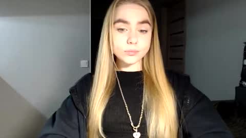 happy_fox_ online show from February 6, 2025, 11:04 pm