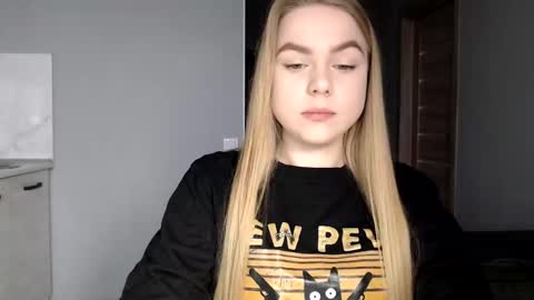 happy_fox_ online show from March 3, 2025, 2:26 pm