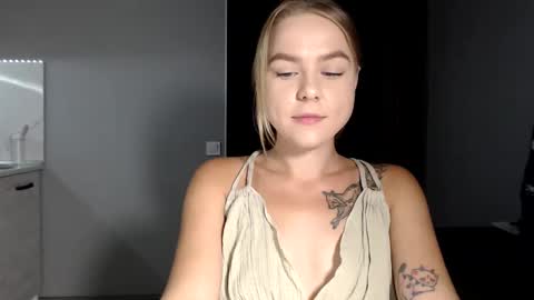 happy_fox_ online show from September 10, 2025, 7:47 pm