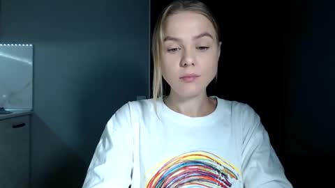 happy_fox_ online show from October 19, 2025, 7:47 pm