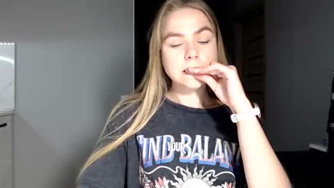 happy_fox_ online show from November 22, 2025, 5:56 pm