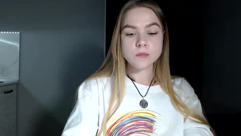 happy_fox_ online show from April 17, 2026, 8:45 pm