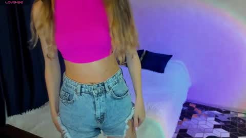 Snapshot of happystephanie chatting on December 19, 2024, 10:53 pm Stephanie online show from December 19, 2024, 10:53 pm