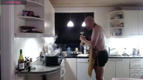 Snapshot of hardmrlazy chatting on December 22, 2024, 3:33 pm MrLazy online show from December 22, 2024, 3:33 pm